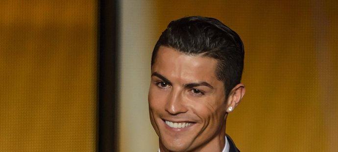 Fotbalista Cristiano Ronaldo přebral 5. Zlatý míč. S hodinkami za 5 milionů korun!