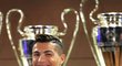 Další do sbírky. Cristiano Ronaldo zapózoval se Zlatým míčem.