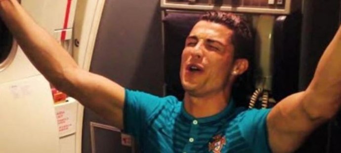Cristiano Ronaldo při cestě s reprezentačním týmem Portugalska zpívá zamilovaný hit od Rihanny.