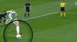 Ne, Ronaldo se před penaltou míče nedotkl. Ten naskočil nejspíš následkem dupnutí jeho stojné nohy poblíž.