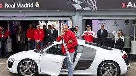 Cristiano Ronaldo má nového miláčka. Od audi dostal sporťák R8 a promluvil o tom, jaký je.