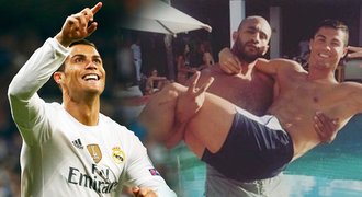 Všichni se ptají: Je Ronaldo gay? Právě jsme se vzali, oznámil s boxerem