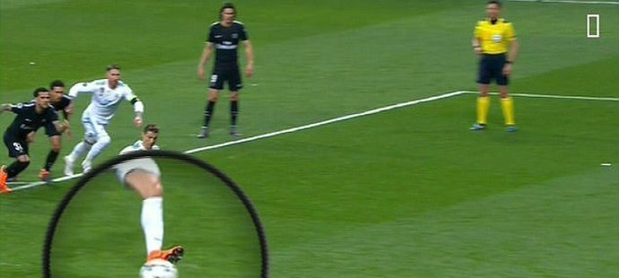 Ne, Ronaldo se před penaltou míče nedotkl. Ten naskočil nejspíš následkem dupnutí jeho stojné nohy poblíž.