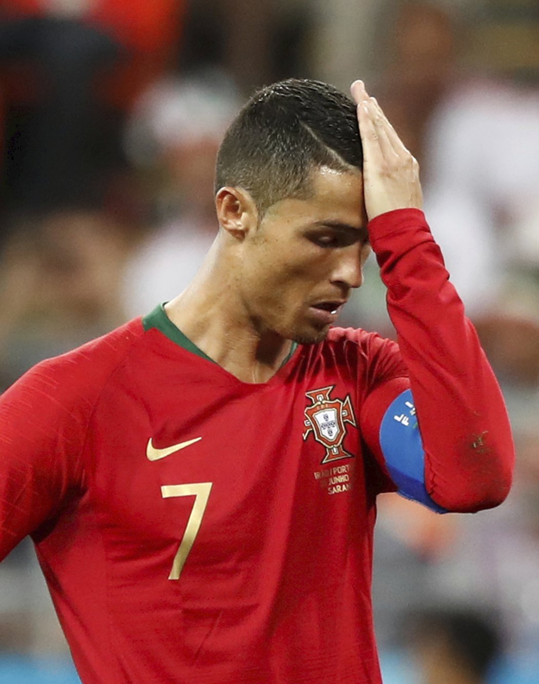 Cristiano Ronaldo si uhladil účes před penaltou proti Íránu, kterou nakonec neproměnil