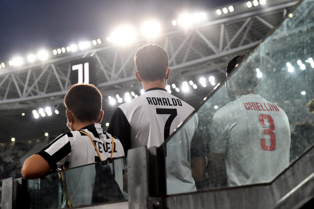 Ronaldovy dresy má na stadionu Juventusu Turín stále mnoho fanoušků