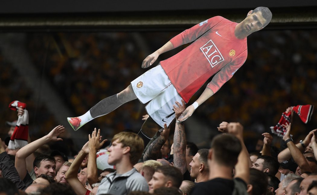 Fanoušci Manchesteru United oslavovali při zápase ve Wolverhamptonu Ronaldův návrat
