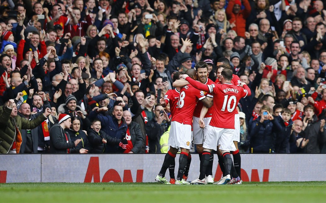 Fotbalisté Manchesteru United slaví jeden z gólů proti Tottenhamu