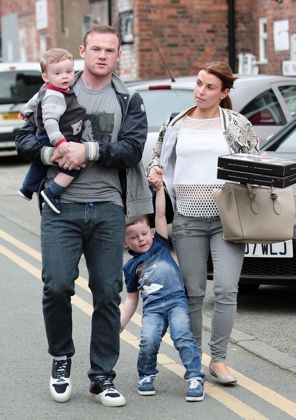 Útočník Manchester United vzal na procházku syny Klaye a Kaie i manželku Coleen