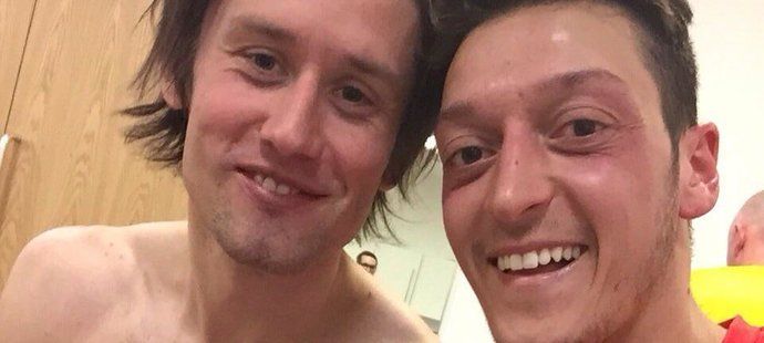 Tomáš Rosický a Mesut Özil v šatně Arsenalu po výhře nad Evertonem