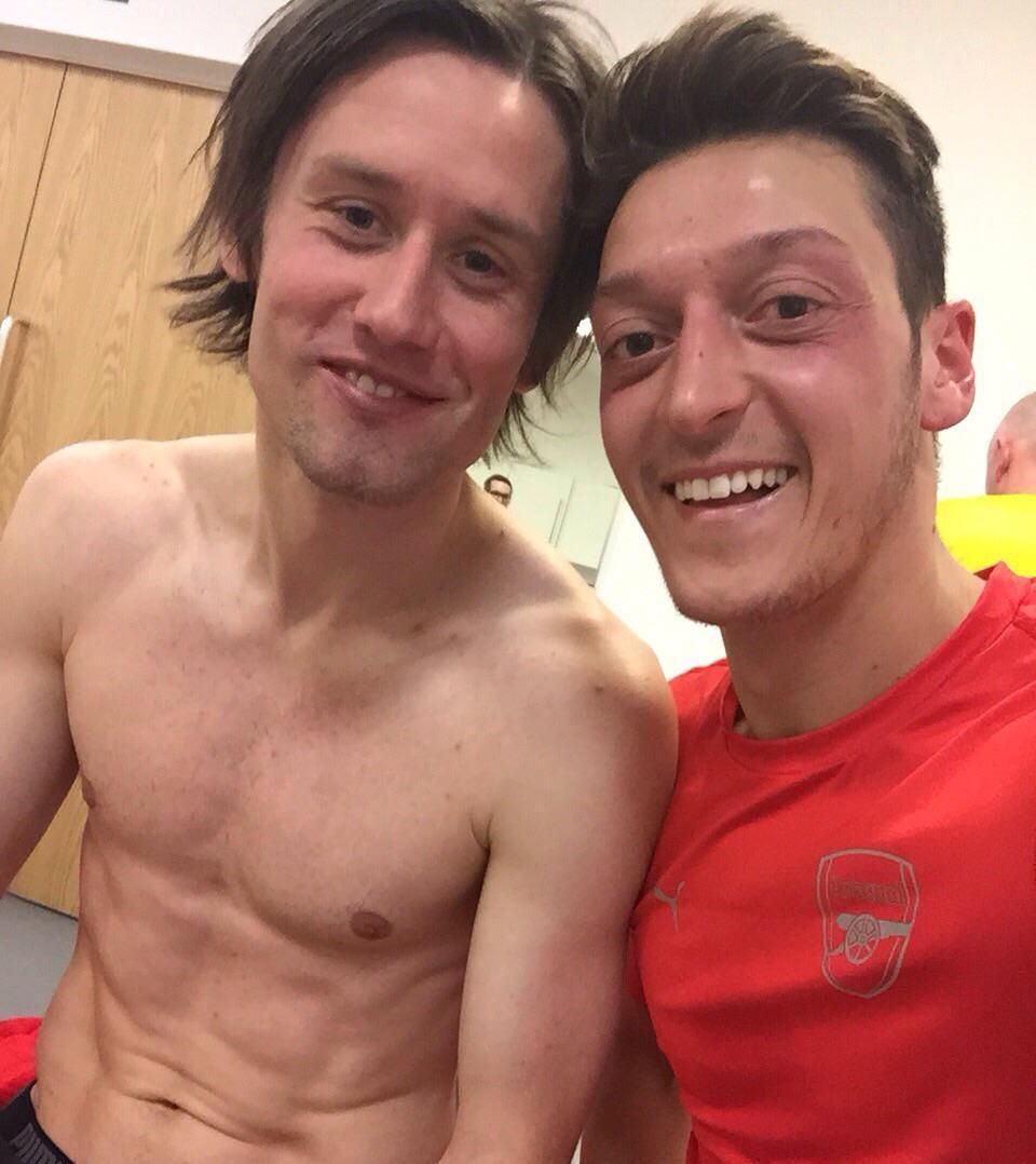 Tomáš Rosický a Mesut Özil v šatně Arsenalu po výhře nad Evertonem