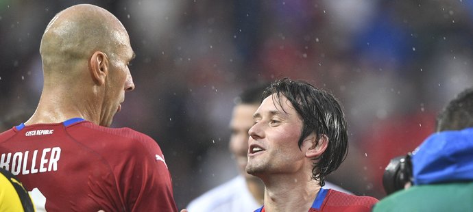 Výjimeční hráči zase spolu. Jan Koller se zdraví s Tomášem Rosickým.