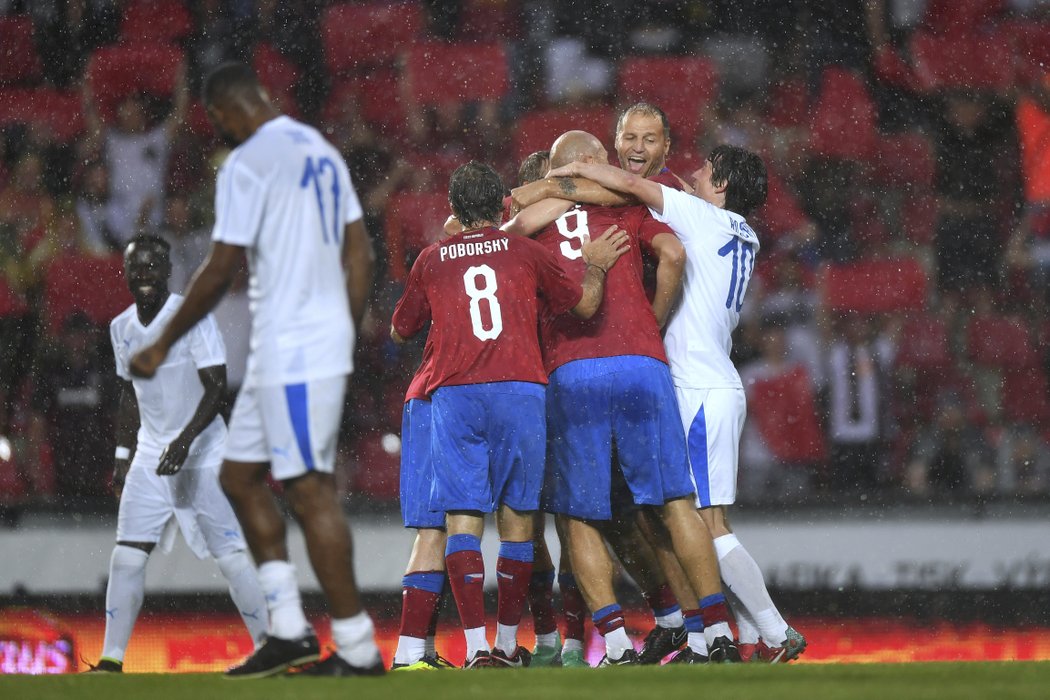 Tomáš Rosický se raduje se svými spoluhráči