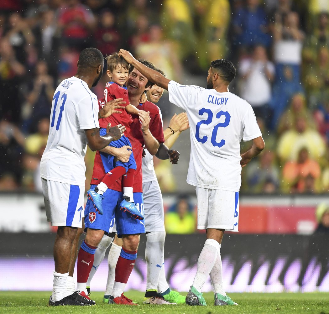 Gael Clichy a Alex Song gratulují Tomáši Rosickému juniorovi ke vstřelené brance