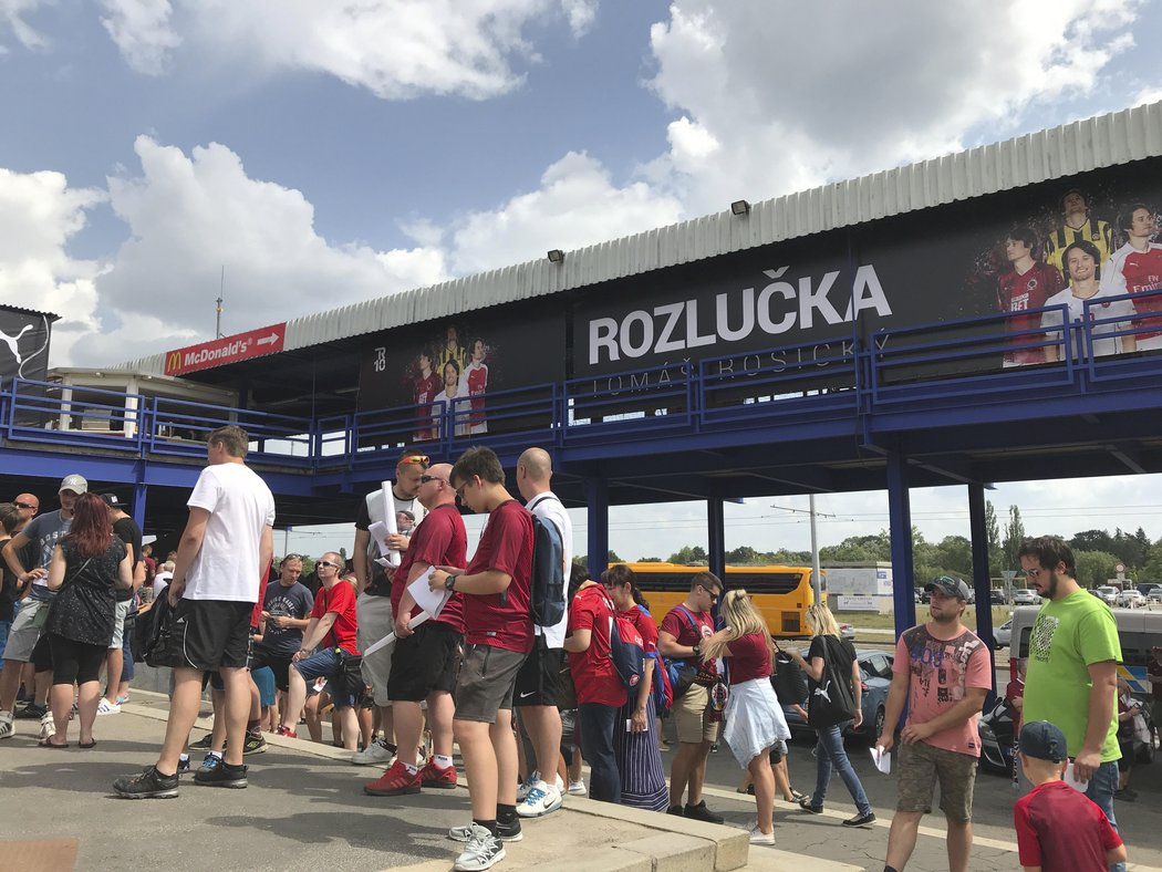 První fanoušci přicházejí na stadion Sparty před rozlučkou Tomáše Rosického