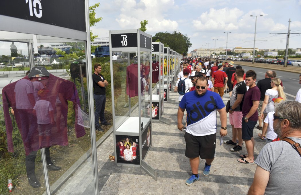 Fanoušci si prohlížejí u stadionu Spartu výstavu dresů Tomáše Rosického