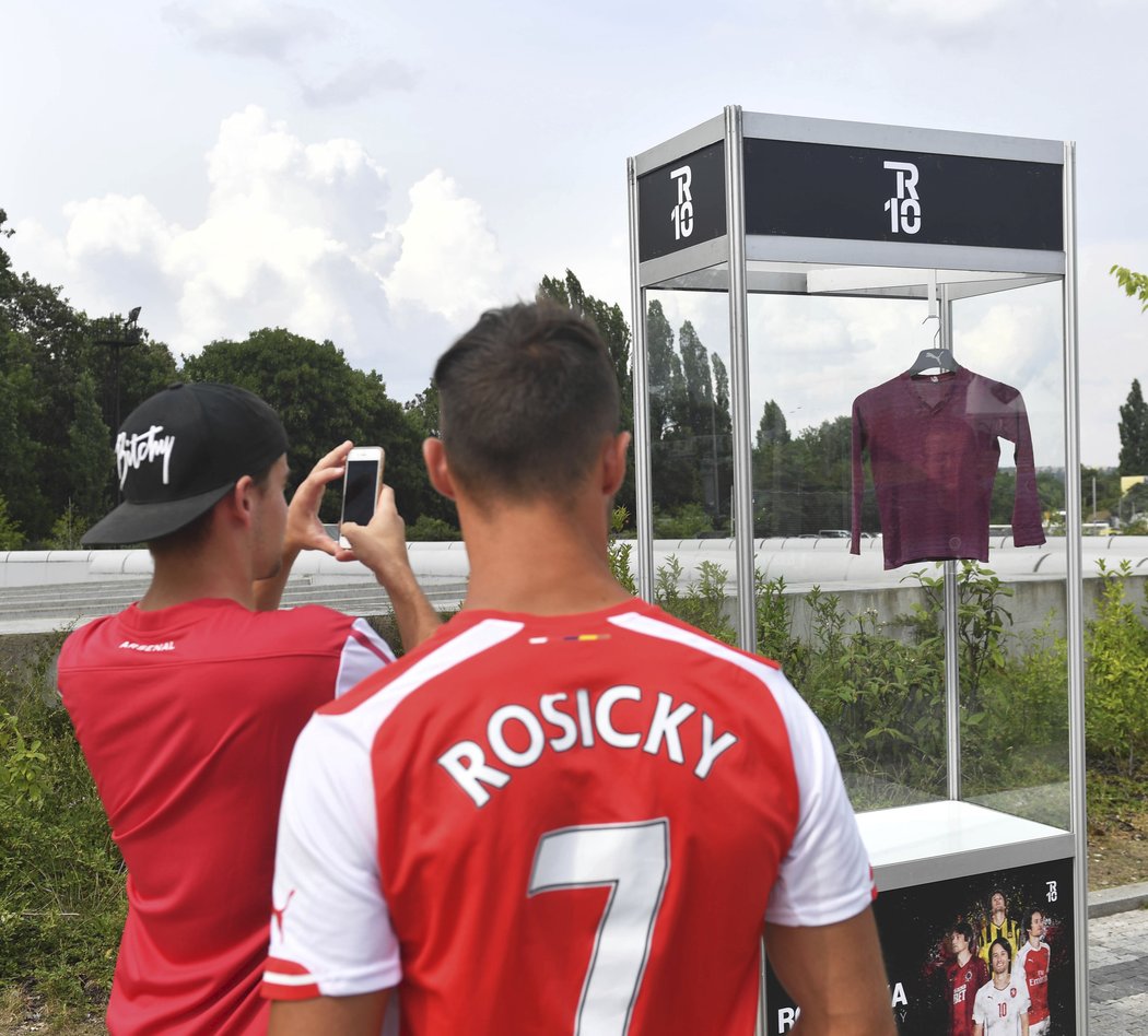 Fanoušci si prohlížejí u stadionu Spartu výstavu dresů Tomáše Rosického