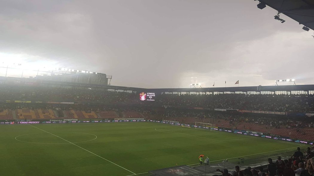 Hustá bouřka nad sparťanským stadionem odsunula začátek zápasu