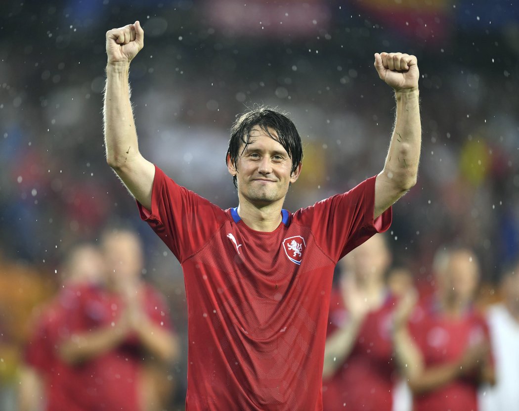 Tomáš Rosický vzdává hold fanouškům při své rozlučce