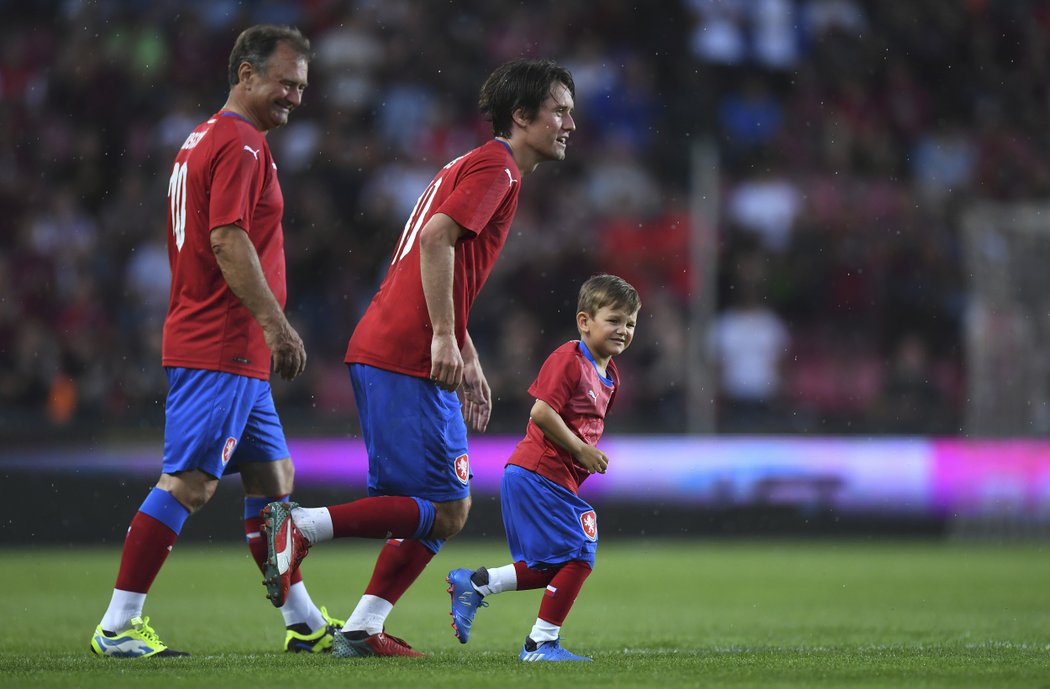 Tomáš Rosický na své rozlučce na hřišti společně i se synem