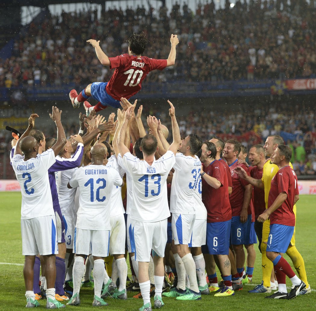 Tomáš Rosický je oslavován svými bývalými spoluhráči