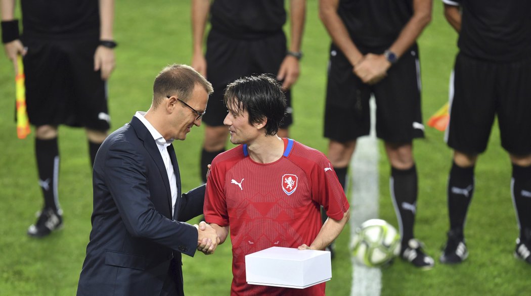 Tomáš Rosický přijímá gratulace od majitele Sparty Daniela Křetínského