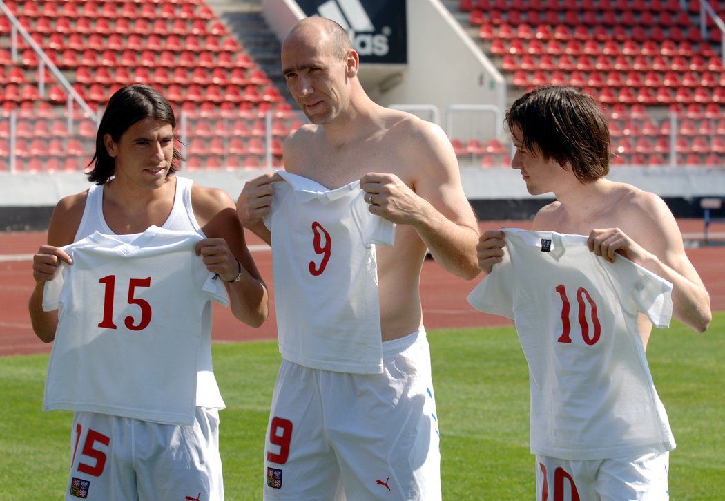 2005. Před zápasem s Andorrou si porovnávali dresy Milan Baroš, Jan Koller a Tomáš Rosický.