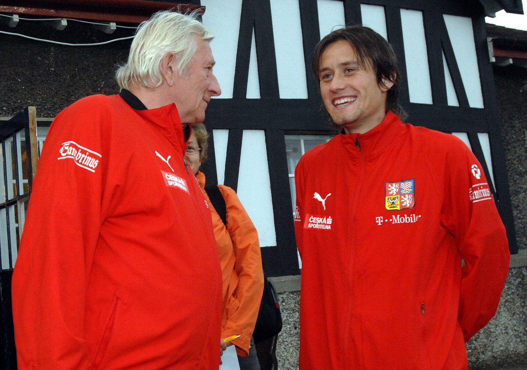 2006. Před utkání v Irsku se bavil Tomáš Rosický s reprezentačním trenérem Karlem Brücknerem.