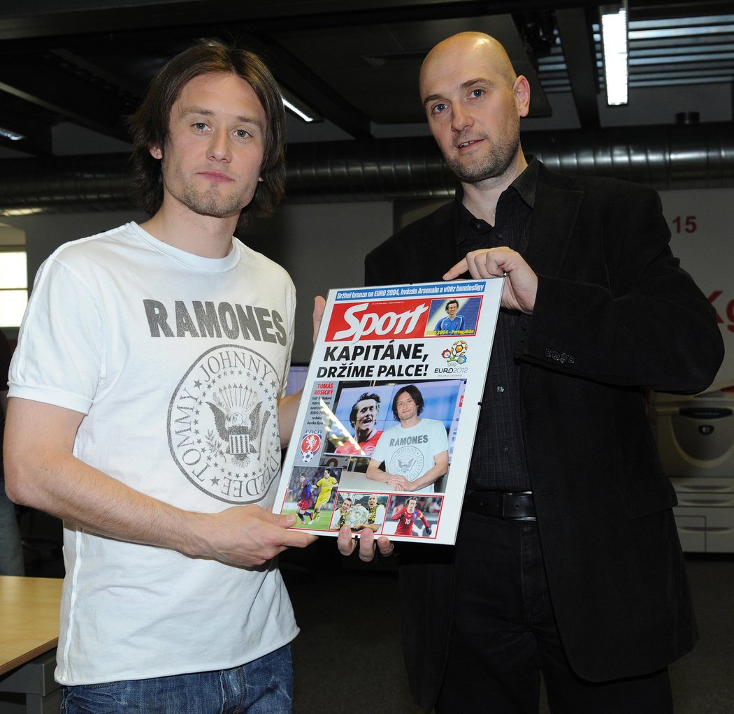 2012. Tomáš Rosický při návštěvě v redakci deníku Sport s šéfredaktorem Lukášem Tomkem.