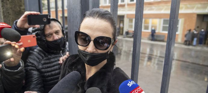 Manželka Paola Rossiho hovoří s novináři po úmrtí svého muže