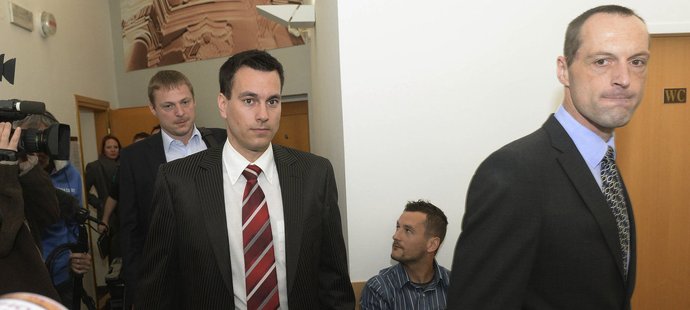 Rozhodčí Tomáš Adámek přichází k soudnímu jednání