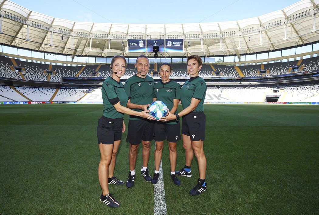 Rozhodčí Stéphanie Frappartová (druhá zprava) spolu s dalšími arbitry v Istanbulu před utkáním o Superpohár