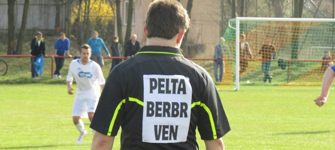 Vzdor na zádech arbitra Pavla Řiháka.