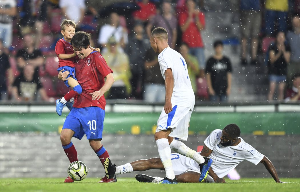 Tomáš Rosický se synem nejprve obehrál Alexe Songa a poté i Kierana Gibbse