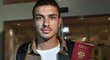 Fotbalista Roman Neustädter už drží v rukou ruský pas