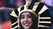 Na utkání Egypta s Uruguají se to na tribunách hemžilo mnoha faraony. Nechyběla však ani dívka připomínající nejznámější vládkyni země pyramid – Kleopatru. Možná to byla její hodně vzdálená příbuzná.