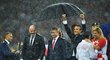 Putin pod deštníkem a ostatní státníci moknou