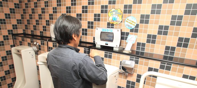 Luxus na WC. Na mnoha toaletách po Japonsku jsou k dispozici i malé obrazovky.