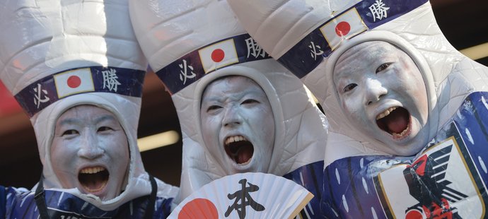 Mezi nejzvláštnější fanoušky patří Japonci. Na zápasech se objevuje i trio mužů, kteří na sobě mají kostým kuželek.