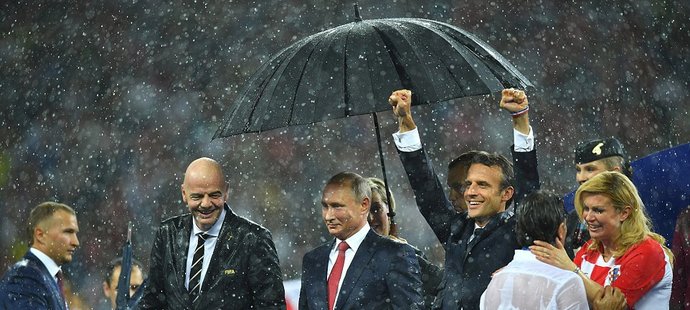 Putin pod deštníkem a ostatní státníci moknou
