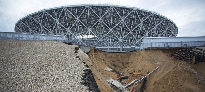 Ještě že nikdo nebyl v době sesuvu u stadionu