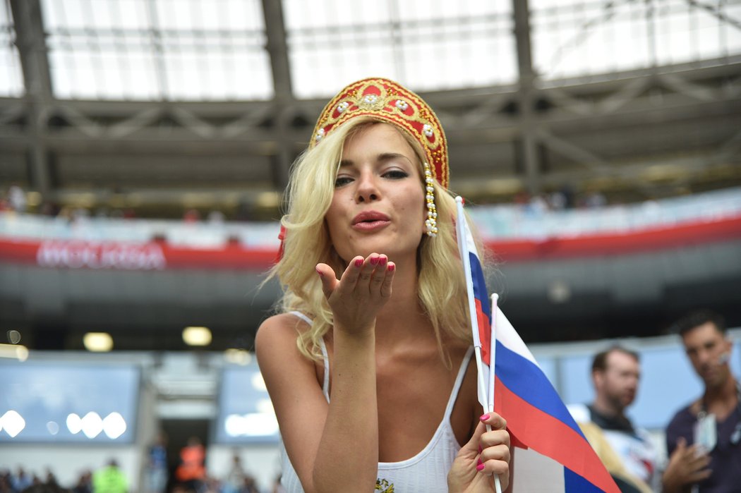Ruská fanynka posílá všech příznivcům fotbalu pusu