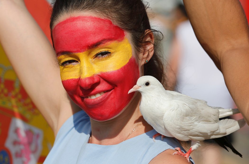 Utkání s Portugalskem si v Soči užila i fanynka ze španělského království. Před velkým střetem týmů z Pyrenejského poloostrova se nechala zvěčnit s bílou holubicí na rameni. Holubice „míru“ nakonec přinesla i smír v zápase, který skončil 3:3.