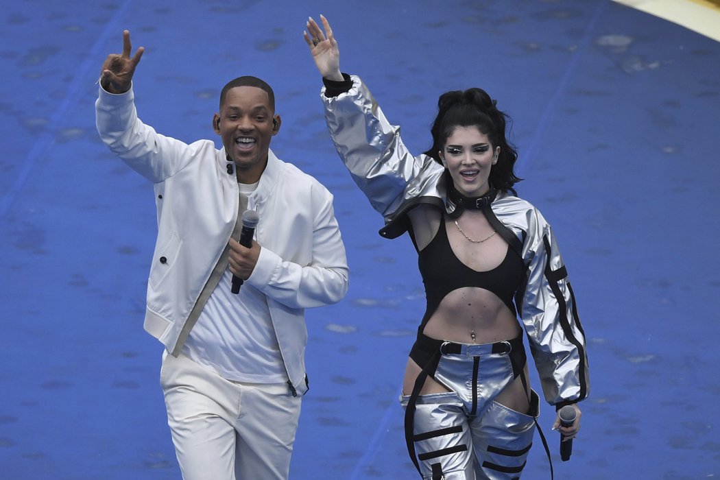 Will Smith zpíval na slavnostním zakončení se zpěvačkou Erou Istrefi