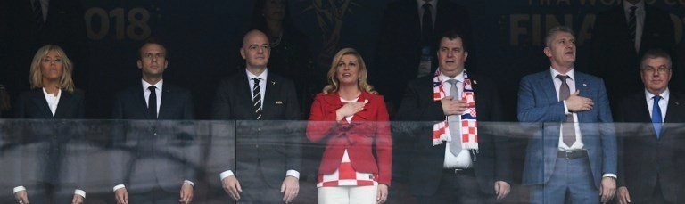 Briggite Macronová, její muž Emmanuel, šéf FIFA Infantino, chorvatská prezidentka Kolinda Grabarová Kitarovićová, její muž Jakov, fotbalista Davor Šuker a šéf MOV Bach