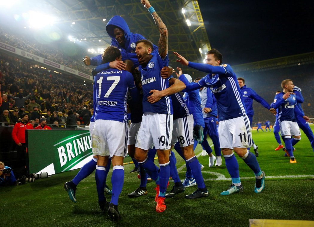 Obrovská euforie fotbalistů Schalke po vyrovnávací brance na 4:4