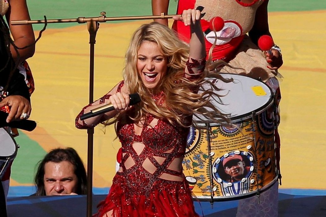 Zpěvačka Shakira během ceremoniálu před finále MS