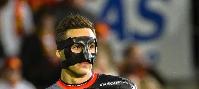 V belgické lize si Stefan Simič zahrál i s obličejovou maskou