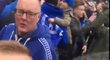 Jiří Skalák obklopený fanoušky při oslavách přímo na hřišti stadionu v Brightonu