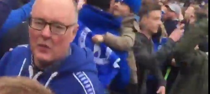 Jiří Skalák obklopený fanoušky při oslavách přímo na hřišti stadionu v Brightonu
