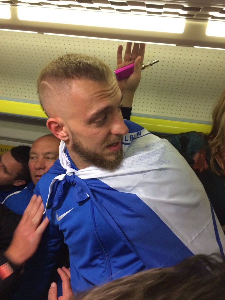 Jiří Skalák uprostřed davu fanoušků Brightonu ve vlaku